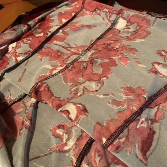 127 LAURA PLUS floral stretch top - Picture 5 of 5